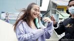 Senyum Bahagia Ayu Ting Ting Kala Diterpai Angin