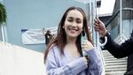 Senyum Bahagia Ayu Ting Ting Kala Diterpai Angin