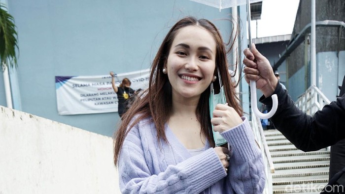 Ayu Ting Ting saat ditemui di kawasan Trans TV.