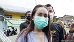 Senyum Bahagia Ayu Ting Ting Kala Diterpai Angin