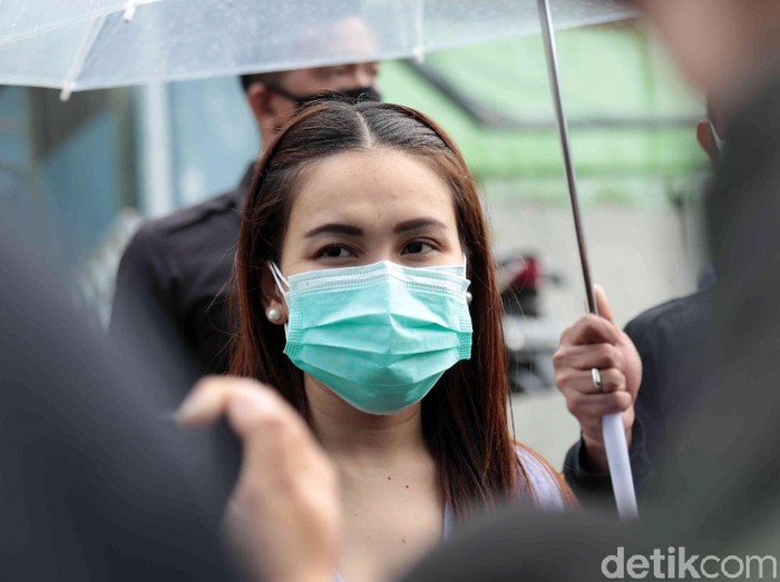 Ayu Ting Ting saat ditemui di kawasan Trans TV.