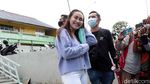 Senyum Bahagia Ayu Ting Ting Kala Diterpai Angin