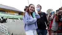 Ternyata dari balik maskernya itu, Ayu terlihat sangat happy dan selalu tersenyum. Pool/Noel/detikFoto.