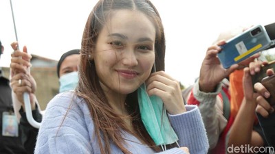 Senyum Bahagia Ayu Ting Ting Kala Diterpai Angin