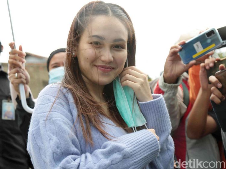 Senyum Bahagia Ayu Ting Ting Kala Diterpai Angin
