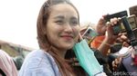 Senyum Bahagia Ayu Ting Ting Kala Diterpai Angin