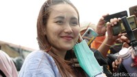 Sebelumnya Ayu juga sempat mengunggah foto kebersamaannya dengan sang kekasih, Adit Jayusman. Wah, jangan lupa undang-undang ya Ayu! Pool/Noel/detikFoto.