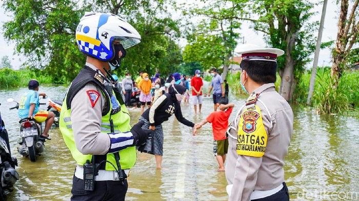 Banjir luapan Kali Lamong masih melanda sejumlah desa di Kecamatan Cerme. Beberapa jalan poros desa hingga jalur utama tidak bisa dilalui.