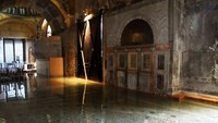 Gereja Basilika Bizantium St Mark, yang dibangun pada abad ke-11, mengalami kerusakan serius. Gereja Venesia itu masih belum pulih dari banjir tahun lalu. Air asinnya telah menggerogoti interior berlapis marmer dan marmer menyerap garam yang dapat menyebar hingga tujuh meter, merusak batu.  