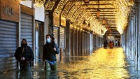 Sudah dua bulan lamanya pengenalan tanggul anti banjir di Venesia. Kota terapung ini rusak serius lagi akibat banjir rob.