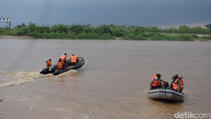 Saat ini, Sungai Bengawan Solo yang melintas di Lamongan masuk level siaga merah. Ketinggian air di papan ukur yang ada di Bendung Gerak Babat (Babat Barrage) terpantau 7.18 meter.