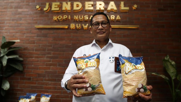 Arifin Lambaga Ketua Umum Masyarakat Singkong Indonesia, Budi Waseso Direktur Utama Perum Bulog, Ika Mulawati Purwanti Program Direktur Layanan Jasa Teknologi BPPT dan Febby Novita Direktur Bisnis Perum Bulog saat peluncuran Besita (Beras Singkong Petani) di Jenderal Coffee Nusantara Buwas, Bandung, Jawa Barat, Selasa (15/12/2020).