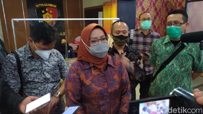Bupati Bogor Ade Yasin usai jalani pemeriksaan di Polda Jabar.