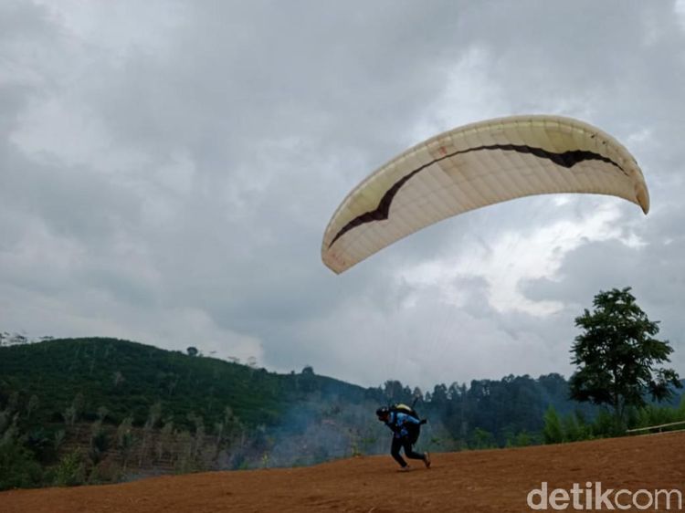 Potret Wisata Baru di Ciamis, Paralayang Bukit Pangangonan