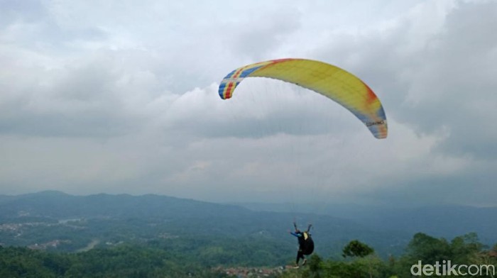 Ciamis Kini Punya Wisata Olahraga Paralayang di Bukit Pangangonan