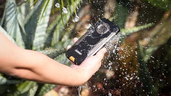 Doogee S96 Pro punya sertifikasi ketahanan lengkap, dari P68, IP69K, dan MIL-STD 810G. HP ini dapat dioperasikan sampai kedalaman sampai 5 meter di air. Juga bisa bertahan selama 30 menit di kedalaman 1,5 meter. Foto: YouTube