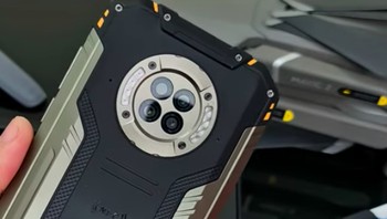 Salah satu fitur unggulan di kameranya adalah kapabilitas night vision dengan infra merah sehingga foto dapat diambil dalam keadaan gelap dan diklaim tetap jelas. Foto: YouTube