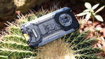 Bentuknya benar-benar terlihat tangguh sesuai dengan kemampuannya yang tahan banting. HP ini diklaim dapat dijatuhkan dari ketinggian 1,8 meter ke permukaan keras dan tidak akan rusak. Foto: Dogee