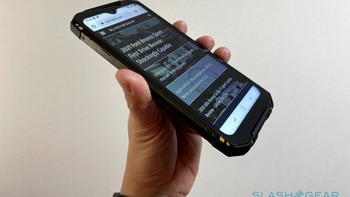 Layarnya 6,22 inchi resolusi 720 x 1520 pixel dengan notch waterdrop untuk kamera depan 16 MP. Foto: SlashGear