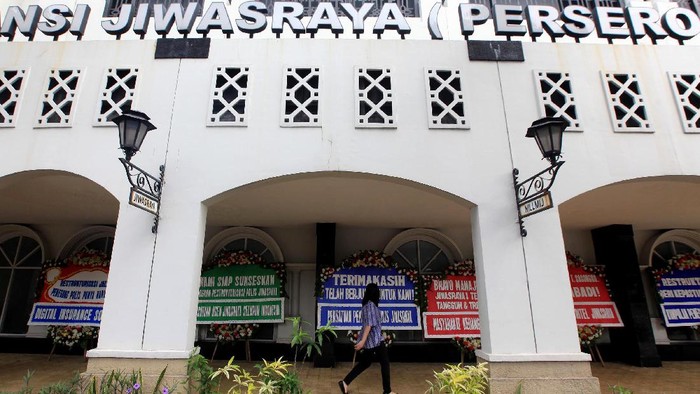 Dukungan Program Restrukturisasi Jiwasraya Puluhan karangan bunga berisi dukungan terhadap Program Restrukturisasi Polis membanjiri Kantor Pusat PT Asuransi Jiwasraya (Persero), Jakarta Selasa (15/12/2020).