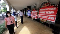 Nasabah Jiwasraya ramai-ramai mengirimkan karangan bunga ke depan halaman kantor PT Asuransi Jiwasraya (Persero), Jakarta, Selasa (15/1/2020). Foto: dok. Jiwasraya