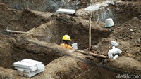 Salah satu penyebabnya karena pandemi COVID-19 yang tengah melanda menyebabkan risiko tinggi terhadap keseluruhan proyek Fase 2 MRT Jakarta.  