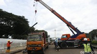 Sejumlah pekerja saat berada di proyek MRT Fase 2,  di kawasan Silang Monas, Jakarta, Selasa (15/12/2021).  