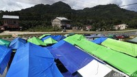 Pasar yang terletak tidak jauh dari pos perbatasan itu, menjadi pilihan warga setempat untuk berbelanja.  