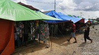 Pasar Berlambar hanya dilindungi oleh terpal yang menutupi panas terik para pedagang serta penjualan tanpa adanya bangunan kios pasar, di sana terdapat beragam barang dagangan yang dijual.  