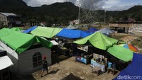 Pemerintah Kabupaten Sambas, Kalimantan Barat melalui Dinas Koperasi, UKM Perindustrian dan Perdagangan (Diskumindag) menghadirkan Pasar Belampar di daerah perbatasan, Aruk.  