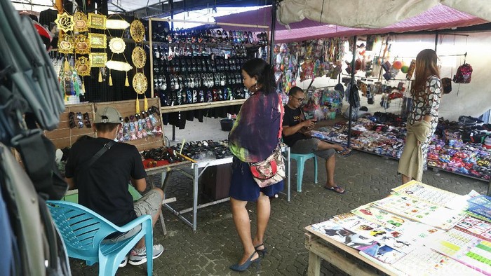 Geliat Perdagangan di Pasar Berlambar Perbatasan Aruk Pasar Berlambar berjarak sekitar 500 meter dari PLB. Geliat aktivitas perdagangan pasar ini hanya berlangsung pada hari Sabtu dan Minggu saja.