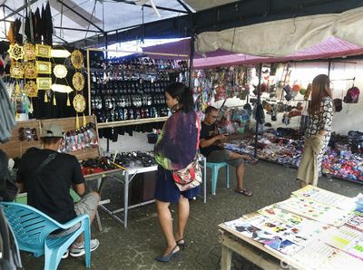 Geliat Perdagangan di Pasar Berlambar Perbatasan Aruk