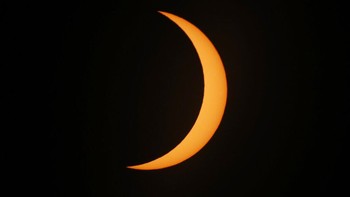Proses Gerhana Matahari Total ini disiarkan oleh beberapa pihak seperti NASA agar seluruh penduduk Bumi bisa menikmatinya. Foto: AP/Natacha Pisarenko