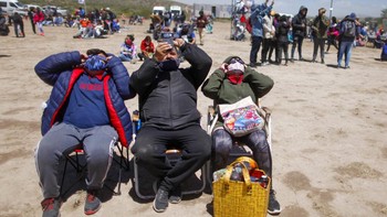 Fase total gerhana ini terlihat di beberapa bagian di Chile dan Argentina. Tempat terakhir untuk melihat gerhana total adalah Salina del Eje, Argentina. Di luar dua negara tadi, sebagian besar Amerika Selatan dan benua Antartika dapat melihatnya. Selain itu beberapa wilayah Afrika Selatan, seperti Cape Town, bisa menyaksikan gerhana parsial. Foto: AP/Natacha Pisarenko