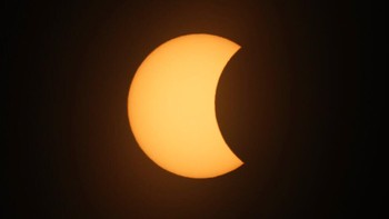 Tertangkap di kamera bagaimana bulan mulai menghalangi cahaya sang Mentari. Foto: AP/Natacha Pisarenko