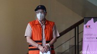 Hutama Yonathan keluar dengan memakai rompi tahanan KPK. Tangannya juga diborgol.
