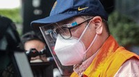 Hutama Yonathan juga memakai masker dan face shield saat menjalani pemeriksaan.