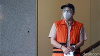 Hutama Yonathan keluar gedung KPK usai menjalani pemeriksaan.