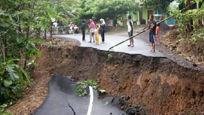 Jalan ambles di Kabupaten Ciamis.