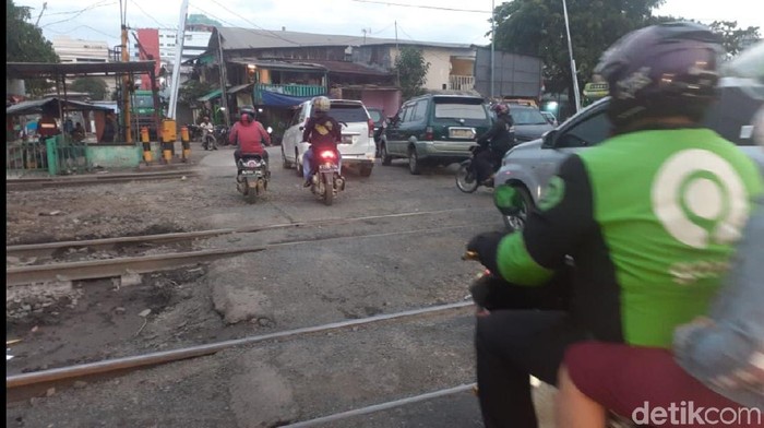 Jalan di perlintasan KRL Kampung Bandan, Jakarta Utara (Afzal Nur Iman/detikcom)