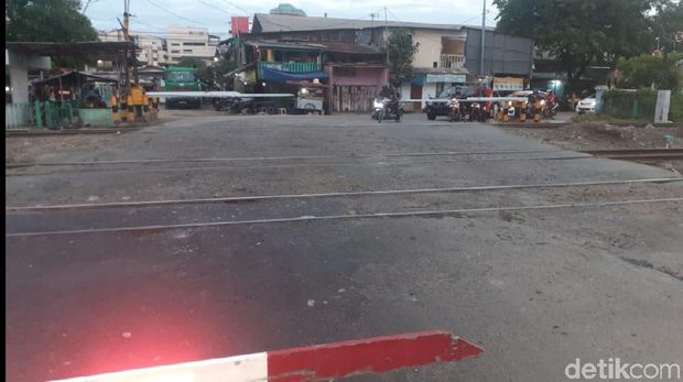 Jalan di perlintasan KRL Kampung Bandan, Jakarta Utara (Afzal Nur Iman/detikcom)
