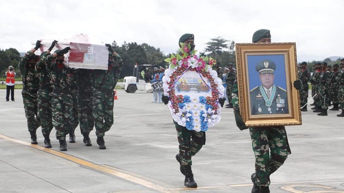 Jenazah Wakasad Letjen TNI Herman Asaribab beserta rombongan tiba di Bandar Udara Theys Hiyo Eluay, Sentani Jayapura, Papua.