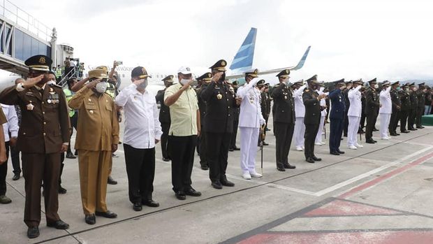 Jenazah Wakasad Letjen TNI Herman Asaribab beserta rombongan tiba di Bandar Udara Theys Hiyo Eluay, Sentani Jayapura, Papua.
