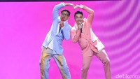 Mereka membawakan lagu-lagu bertemakan cinta yang menjadi hits.