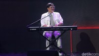 Selain itu Yovie Widianto Cs juga sempat bercerita tentang konser Drive Thru yang mereka buat beberapa waktu lalu.