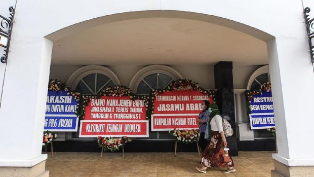 Kantor Pusat Jiwasraya Dibanjiri Karangan Bunga