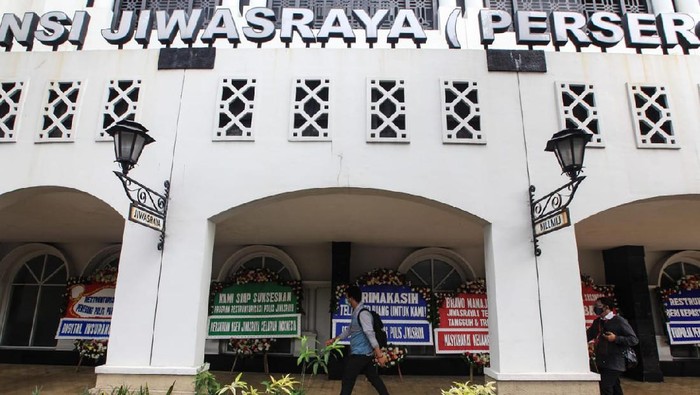 Kantor Pusat Jiwasraya Dibanjiri Karangan Bunga