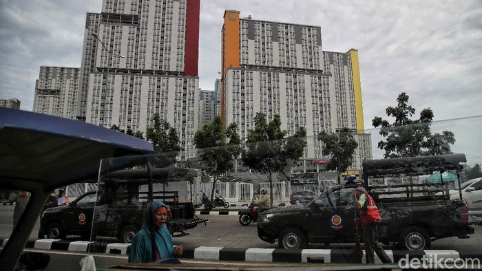 Petugas Satpol PP melakukan operasi tertib masker di kawasan depan Rumah Sakit Darurat COVID-19 Wisma Atlet Kemayoran, Jakarta Pusat, Selasa (15/19).