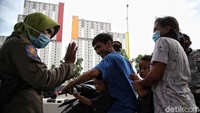 Sedangkan secara kumulatif, kasus COVID-19 terbanyak masih disumbang oleh sebagian daerah di Pulau Jawa. Seperti DKI Jakarta yang menyumbang kasus positif kumulatif sebanyak 152.499 kasus. Kemudian disusul Jawa Timur 69.921 kasus, Jawa Tengah dengan 66.517 kasus, dan Jawa Barat 66.210 kasus.  