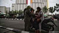 Berdasarkan fakta di lapangan, masih banyak warga yang abaikan menggunakan masker saat di luar ruangan.   